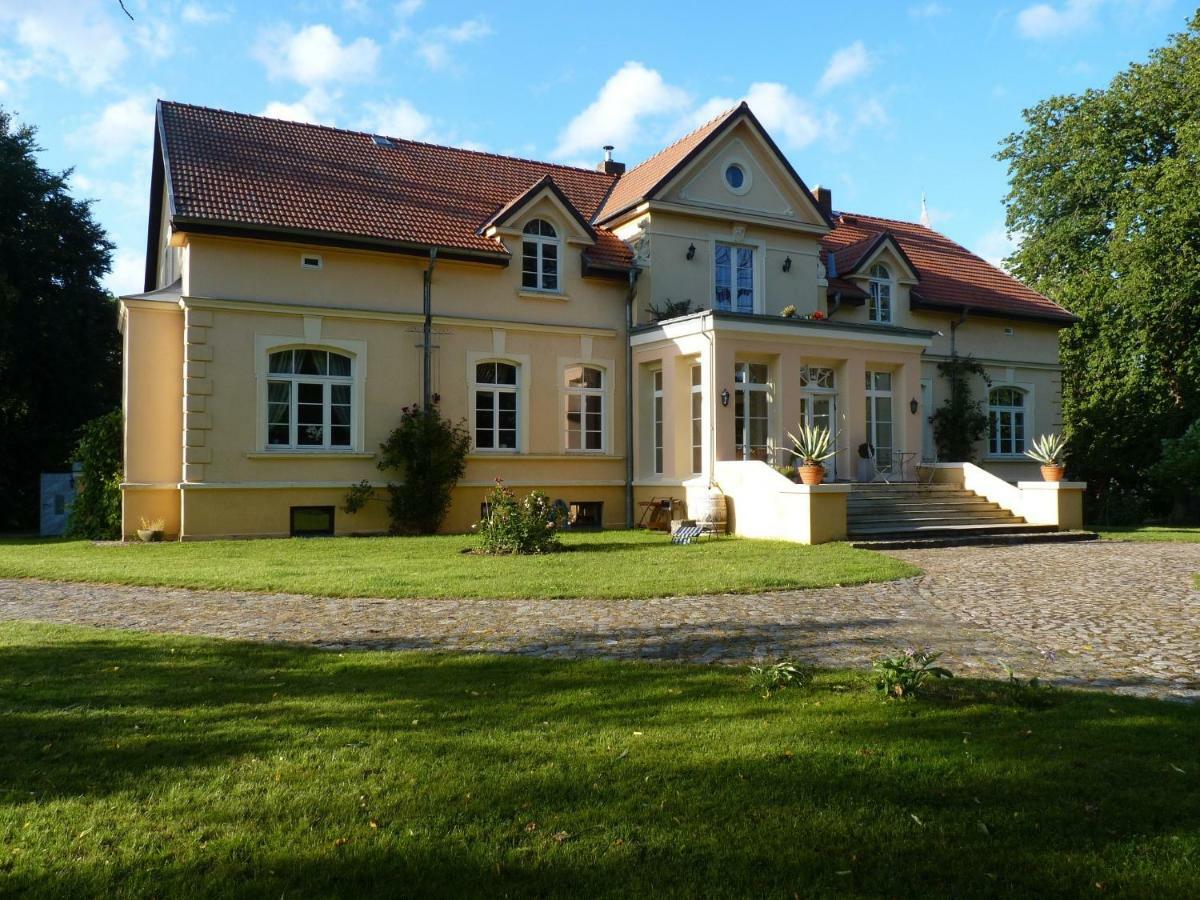 Exklusive Ferienwohnungen Im Gutshaus Viezen Bernitt Exterior photo